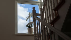 Un escalier avec un pot de fleurs placé sur la plateforme.