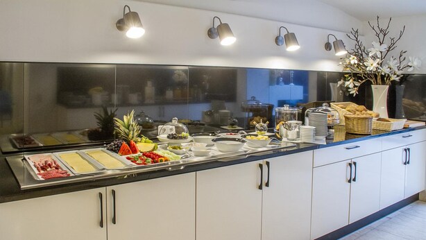 Un buffet proposant une variété de plats et agrémenté d’un vase décoratif.