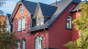 Un bâtiment rouge avec une enseigne sur laquelle on peut lire « LA LUNA ».