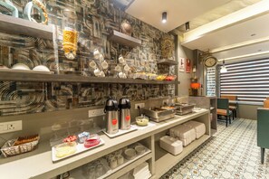 Café da manhã com buffet todos os dias mediante uma taxa