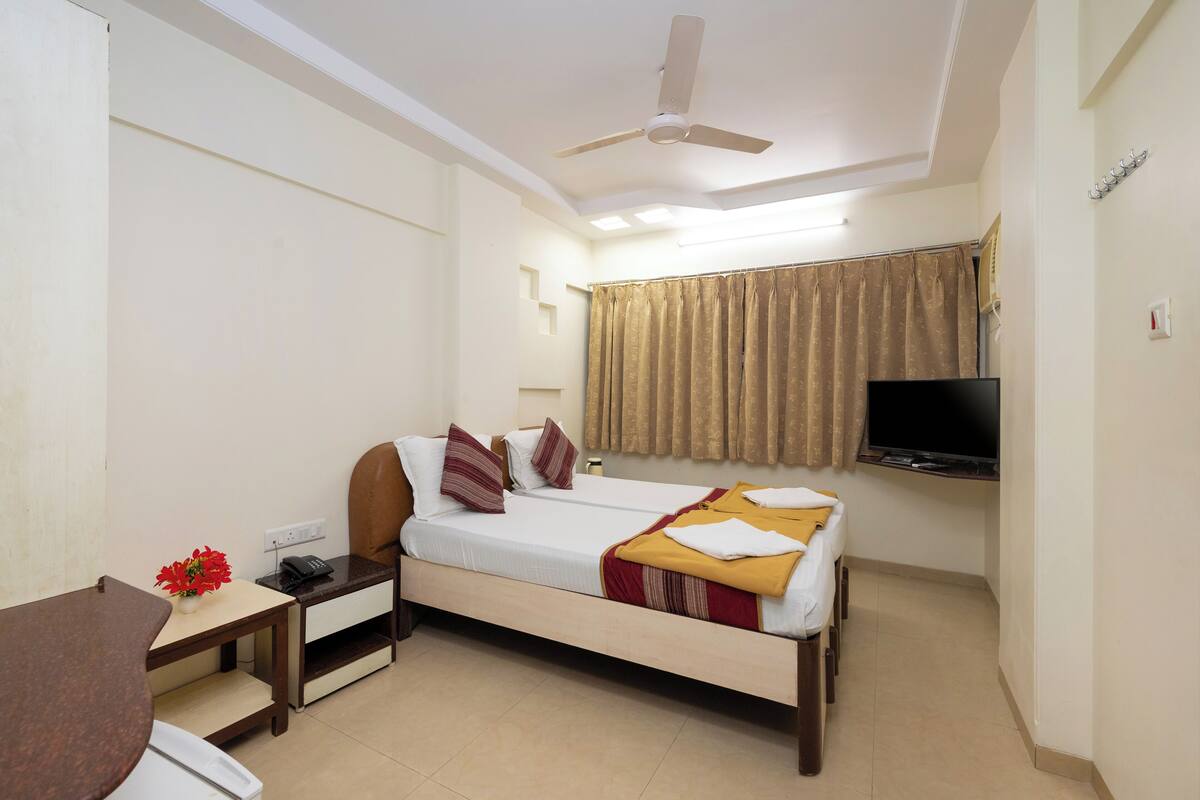 Standard Double Room, 1 Double Bed, City View | 1 bedroom, soundproofing, free WiFi, bed sheets