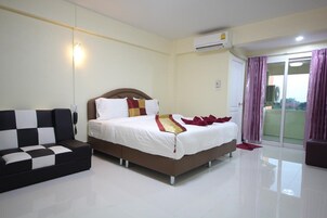 Double Room with Balcony (Hotel Zone)  | Cortinas opacas y wifi gratis