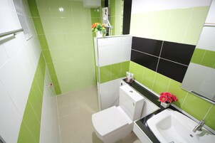 Ducha, artículos de tocador gratuitos, secador de pelo, toallas