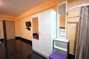 Double Room with Balcony (Hotel Zone) | Équipements de la chambre