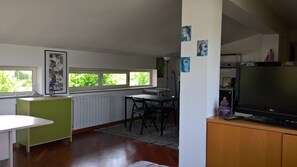 Comfort-Penthouse, Mehrere Betten, Nichtraucher, Gartenblick | Wohnbereich | Flachbildfernseher
