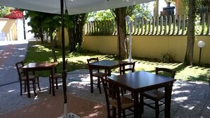 Makan malam dihidangkan, masakan Itali 