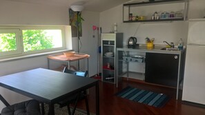 Comfort-Penthouse, Mehrere Betten, Nichtraucher, Gartenblick | Eigene Kochnische | Mikrowelle, Ofen, Wasserkocher, Reinigungsartikel