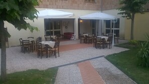 Dinner served - Villa Cardinal Apartments (Tivoli)