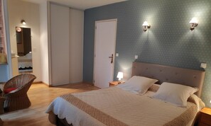 Double Room (Jonquille) | Premium bedding, individually decorated, individually furnished, desk - Logis De Chezelles (Sidiailles)