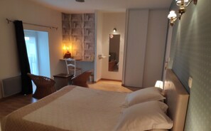 Kamar Double (Jonquille) | Seprai premium dan didekorasi berbeda-beda