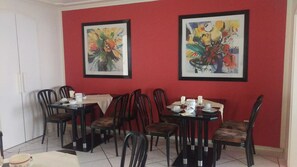 Sarapan Eropah setiap hari (EUR 10 seorang) 