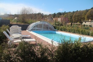 Una piscina al aire libre de temporada