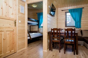 Chalet familiar, 2 habitaciones | Área de sala de estar | Televisión 