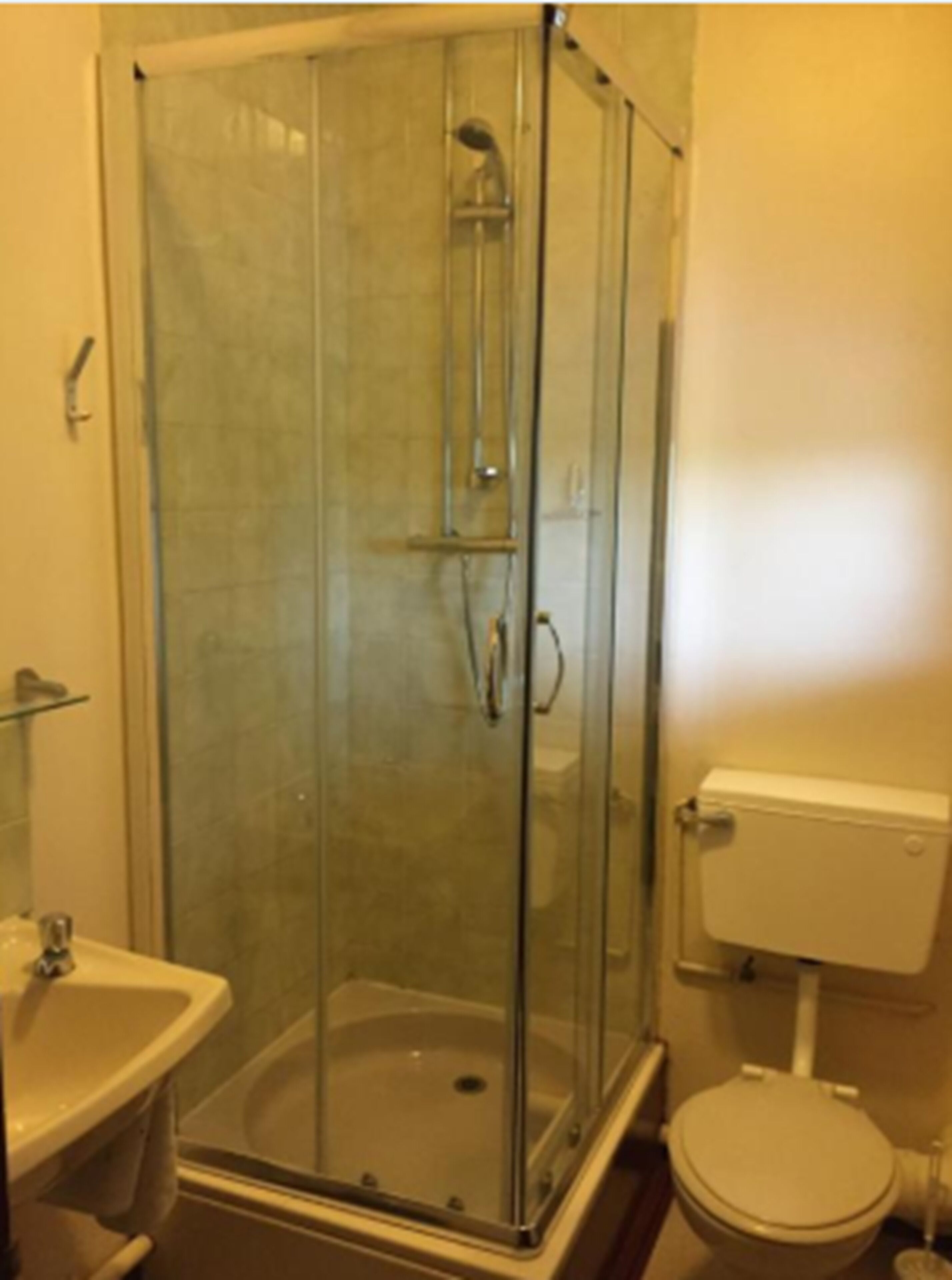 budget single room | bathroom | free toiletries, hair dryer, towels