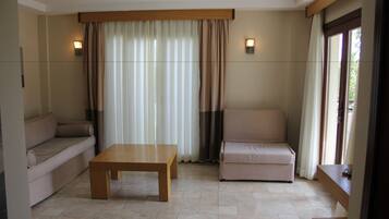 Apartamento, 1 habitación | Zona de estar | Una televisión LCD