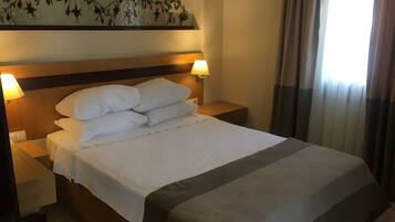 Appartement, 1 slaapkamer | 1 slaapkamer, een kluis op de kamer, een bureau