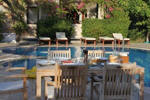 Outdoor dining - Villanaz Apart Hotel (Bodrum)