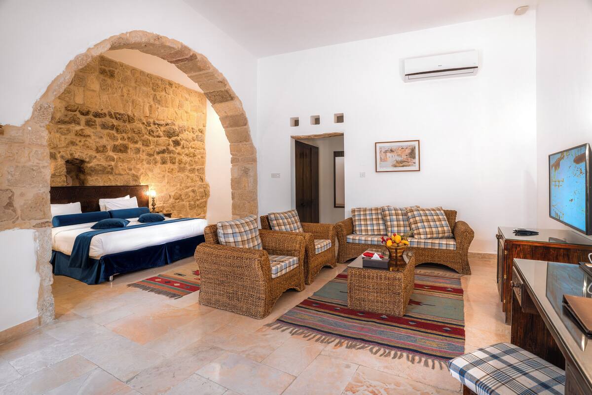 Junior Suite | Bathroom | Free toiletries, hair dryer, bathrobes, slippers