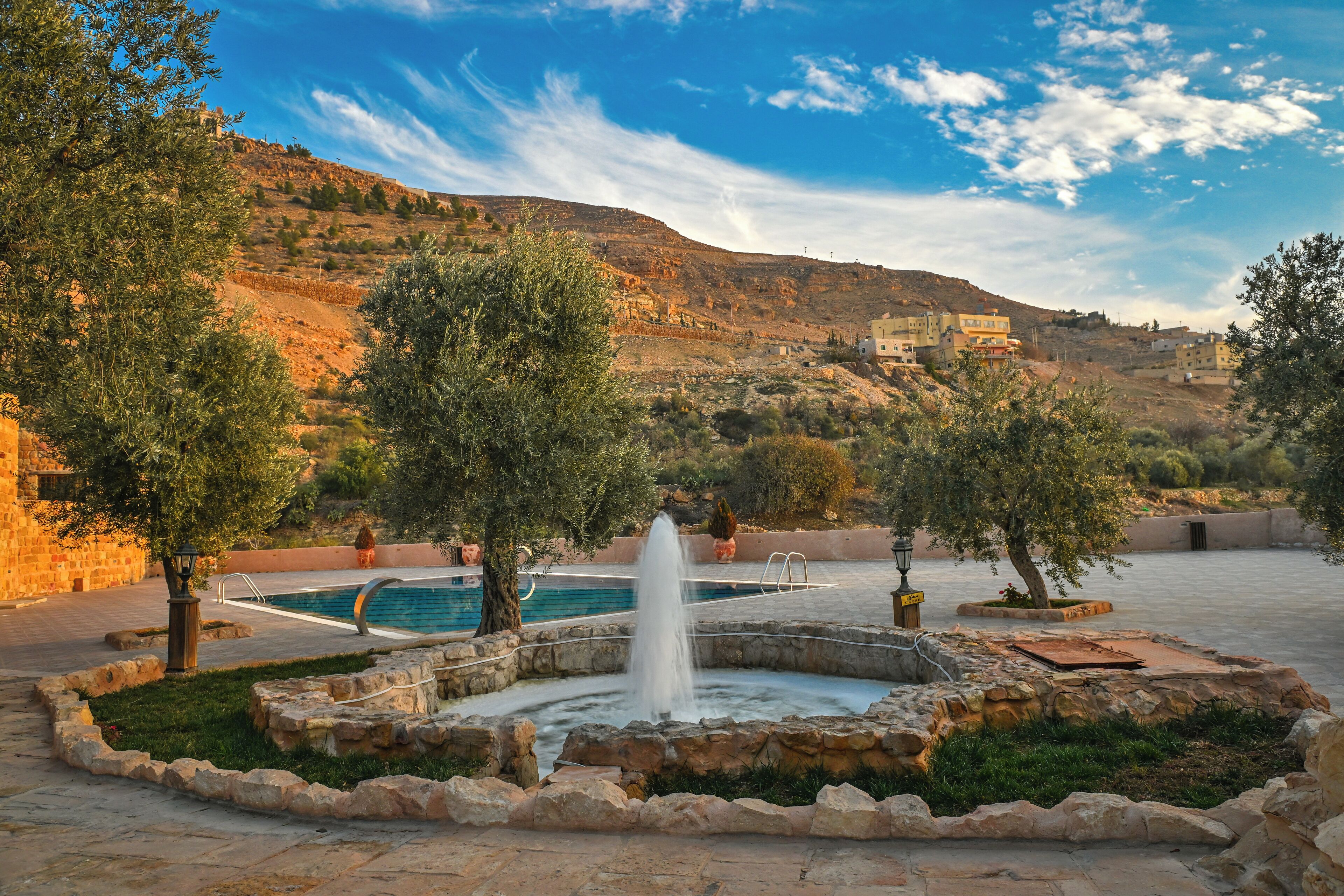 من حمّامات السباحة المغطاة، حمّام سباحة خارجي موسمي