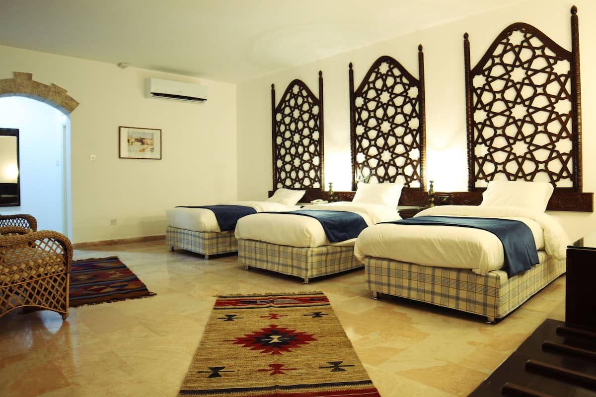 standard triple room | 1 bedroom, free minibar, in-room safe, desk