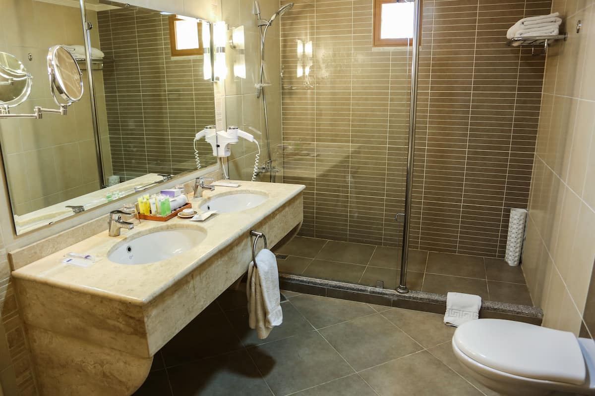 standard twin room, 2 single beds | bathroom | free toiletries, hair dryer, bathrobes, slippers