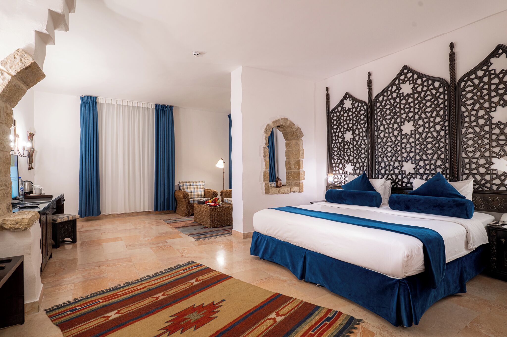 Minibar con artículos gratuitos y caja de seguridad en la habitación 