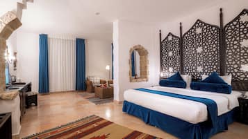 Minibar con artículos gratuitos y caja de seguridad en la habitación