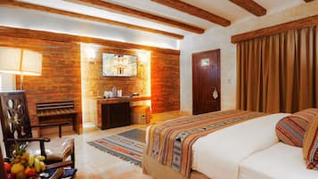 Minibar con artículos gratuitos y caja de seguridad en la habitación