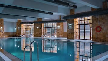 Piscina interna, piscina externa sazonal, guarda-sóis, espreguiçadeiras