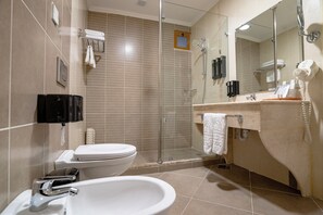 Articles de toilette gratuits, sèche-cheveux, peignoirs, chaussons