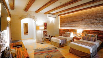 Quarto duplo standard, 2 camas de solteiro | Frigobar (abastecido com itens grátis), cofres nos quartos, escrivaninha