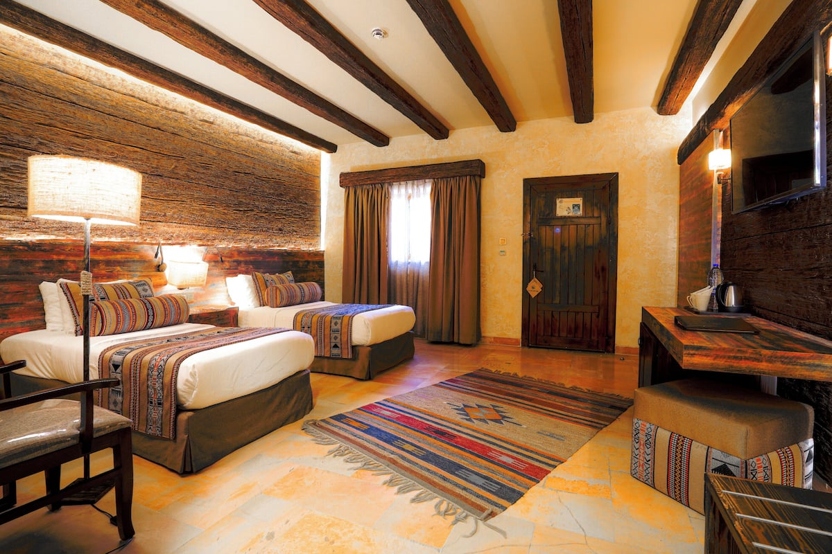 Chambre Standard avec lits jumeaux, 2 lits jumeaux | Articles de minibar gratuits, coffre-fort, bureau