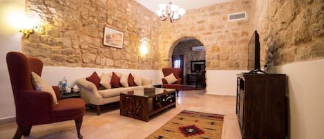 Junior-Suite | Kostenlose Minibar, Zimmersafe, Schreibtisch, Verdunkelungsvorhänge