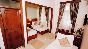 Premium-huone | Ylelliset vuodevaatteet, minibaari, tallelokero huoneessa, työpöytä