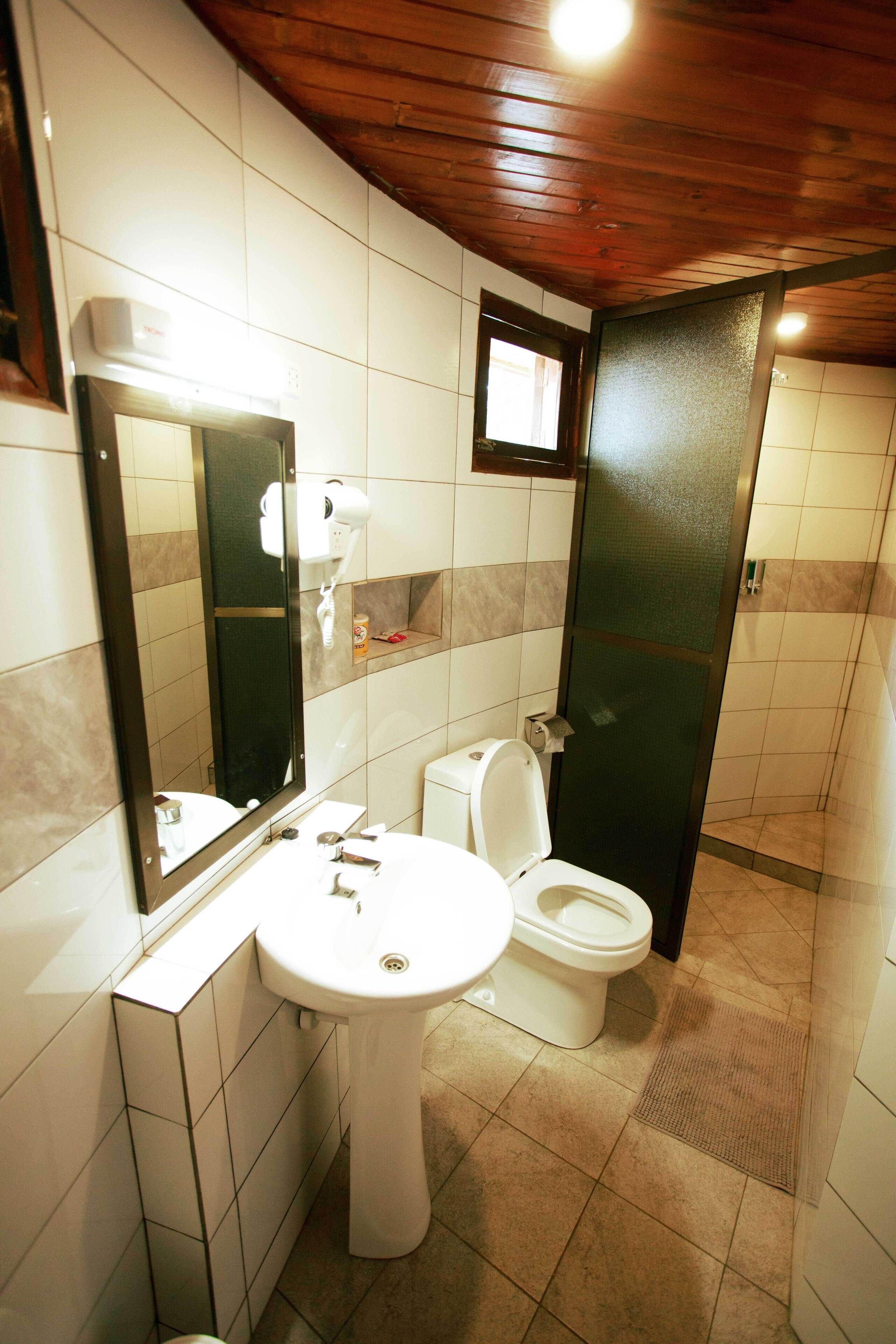 traditional cottage | bathroom sink