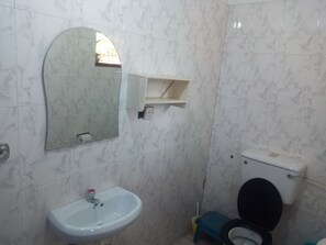 Shower, free toiletries, towels - Zito Guest Inn (Akosombo)