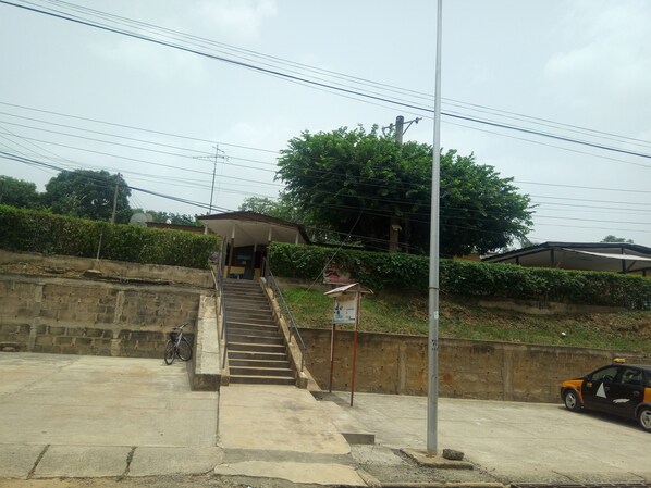 Free self-parking - Zito Guest Inn (Akosombo)