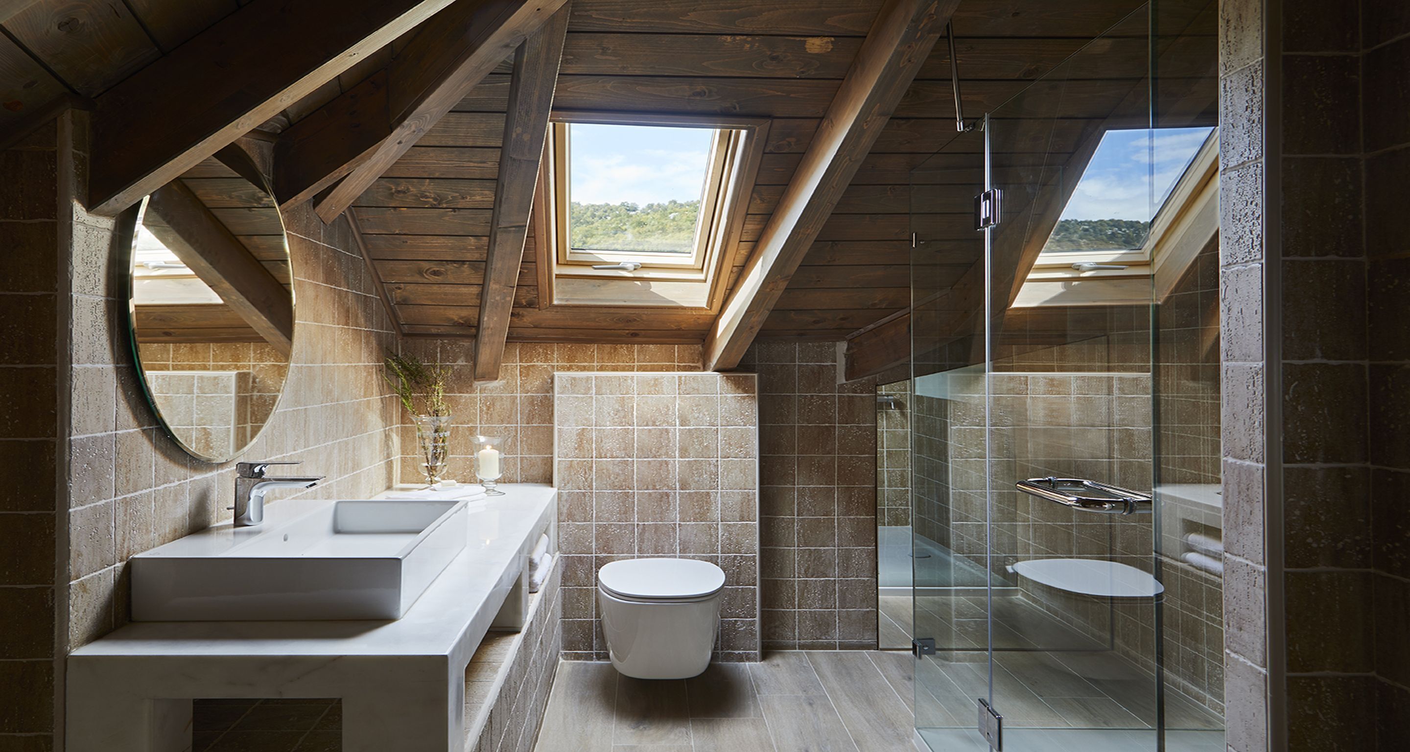 Attic Suite | Badezimmer | Dusche, umweltfreundliche Kosmetikartikel, Haartrockner, Bademäntel