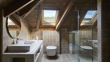 Attic Suite | Badezimmer | Dusche, umweltfreundliche Kosmetikartikel, Haartrockner, Bademäntel