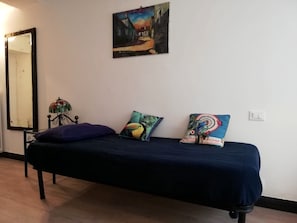 Triple Room (Fiordaliso) | Premium bedding, down comforters, iron/ironing board - La Città Vecchia (Genoa)