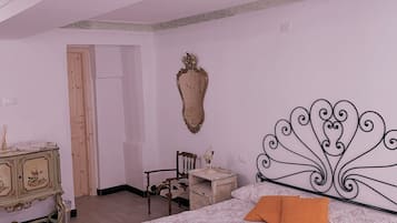 Quarto triplo família, várias camas | Roupas de cama premium, edredons de pluma, ferros/tábuas de passar roupa