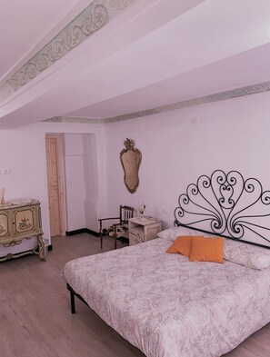 Habitación triple familiar, varias camas | Ropa de cama de alta calidad y edredones de plumas