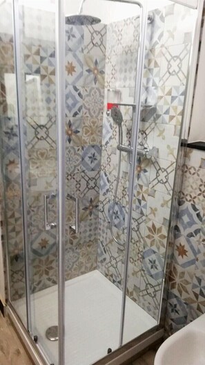 Triple Room (Fiordaliso) | Bathroom shower - La Città Vecchia (Genoa)