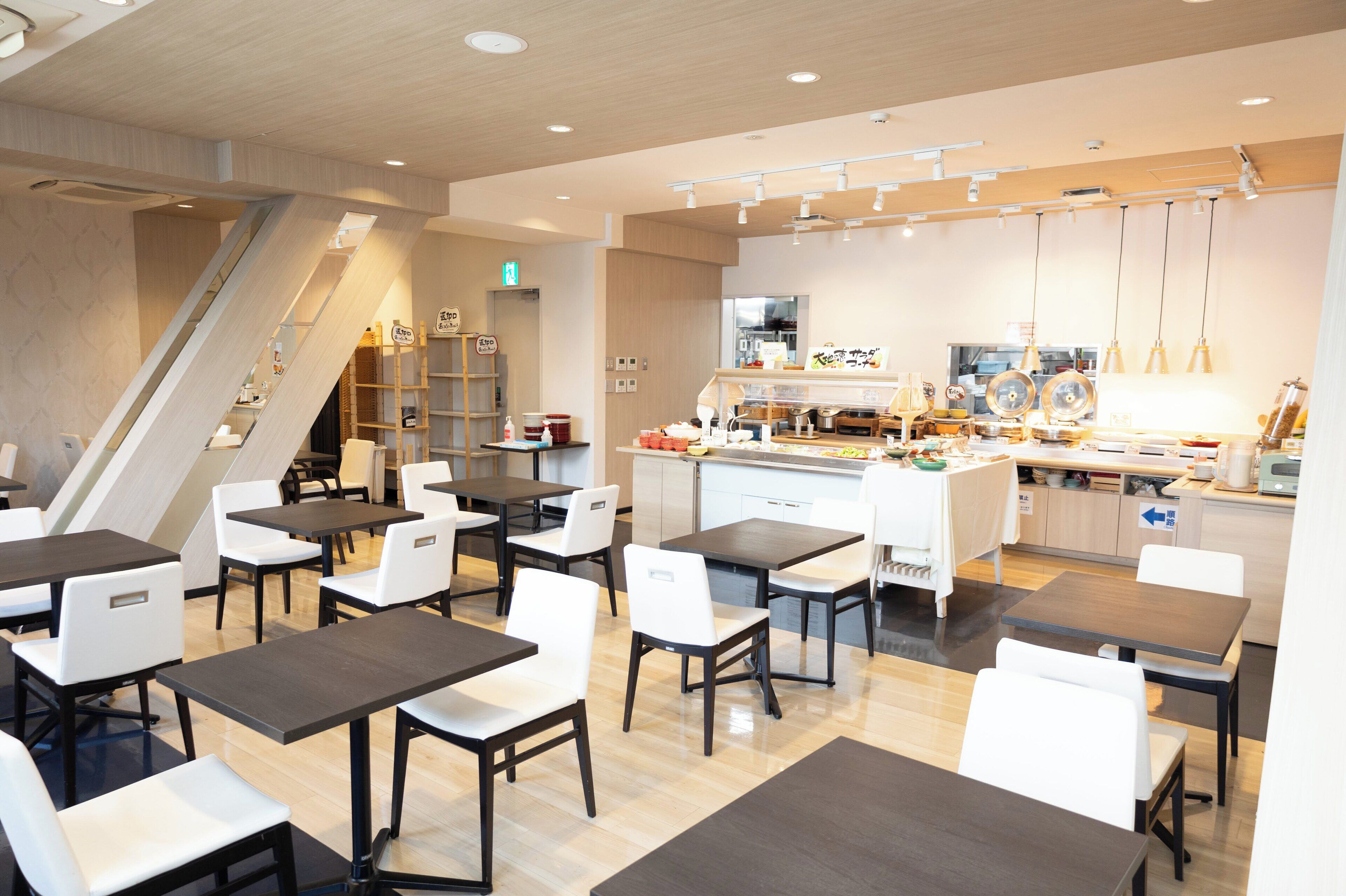 daily buffet breakfast (jpy 1600 per person)