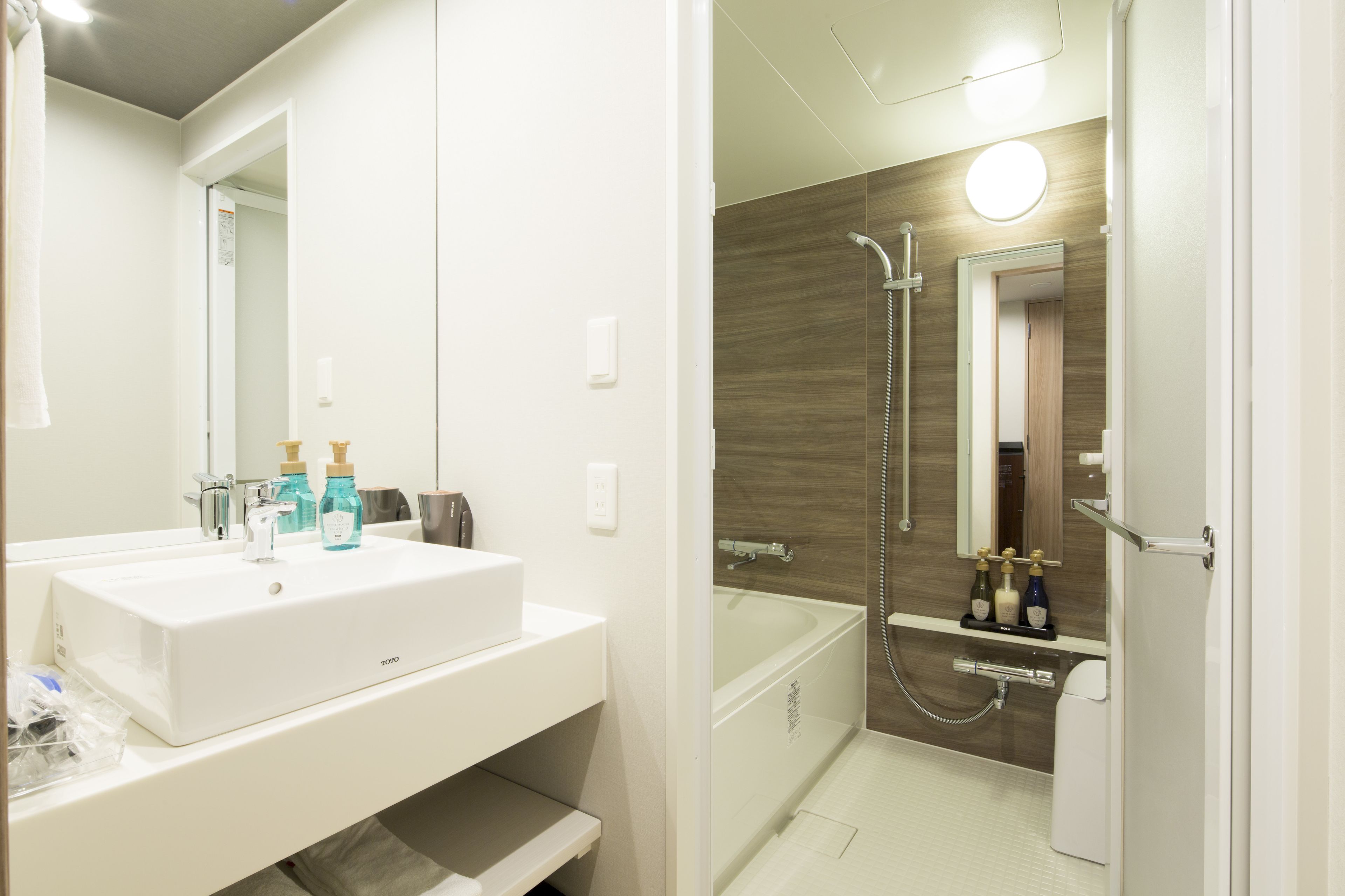 combined shower/bathtub, deep-soaking bathtub, free toiletries