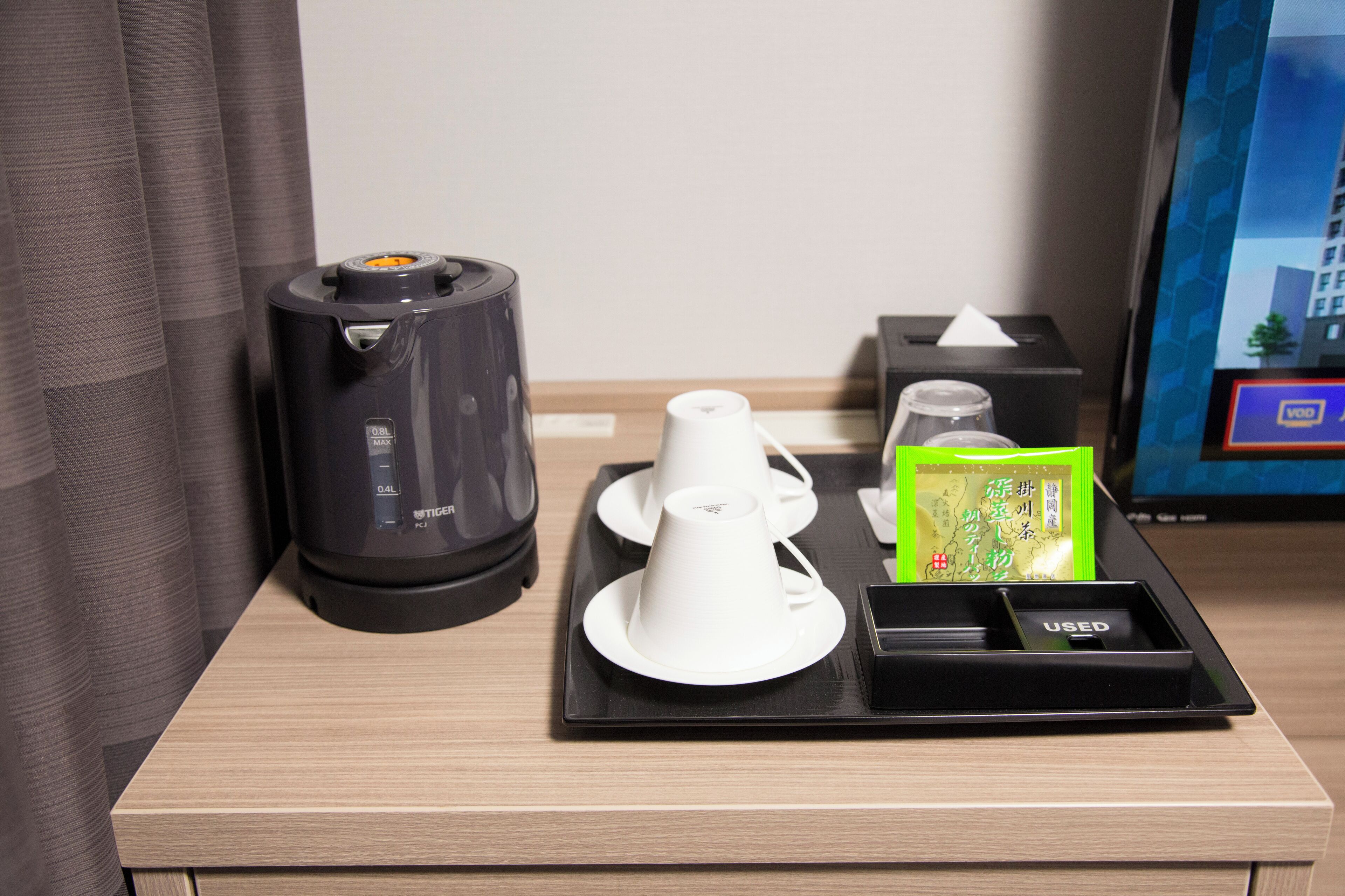 Tallelokero huoneessa, työpöytä, ilmainen Wi-Fi