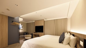 A hotel room with a large bed, a desk with a flat-screen TV, a chair, and a coat rack. - SHIZUTETSU HOTEL PREZIO Hakata-Ekimae (Fukuoka)