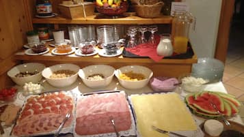 Una mesa de buffet con diversos alimentos y salsas.