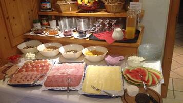 Daily buffet breakfast (EUR 18.9 per person)