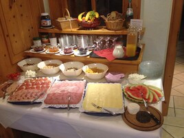 Desayuno buffet diario (EUR 18.9 por persona)